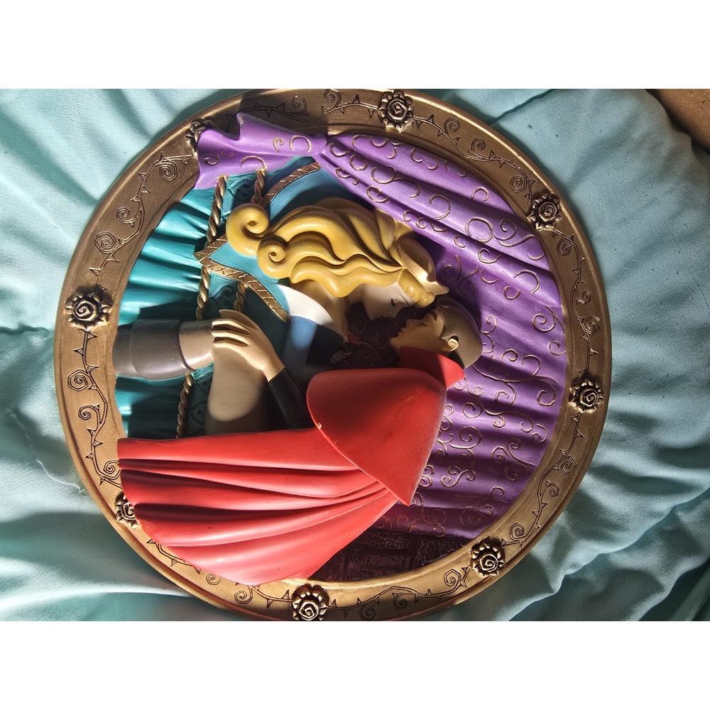 Disney Sleeping Beauty True Love's Kiss Collectible Plate 3D Aurora Limited Edit